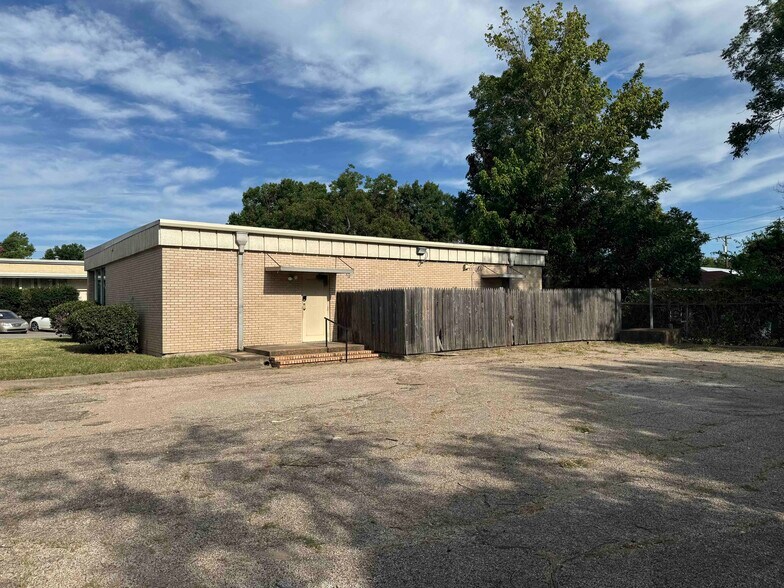 More Photos Of 300 N Washington St, Kaufman Office For Lease