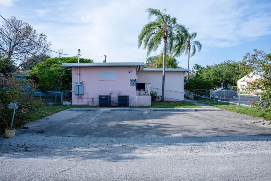 More Photos Of 980-982 NE 126th St, Miami Medical For Sale