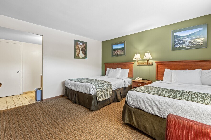 More Photos Of 310 S McCune St, Pilot Knob Hotel For Sale