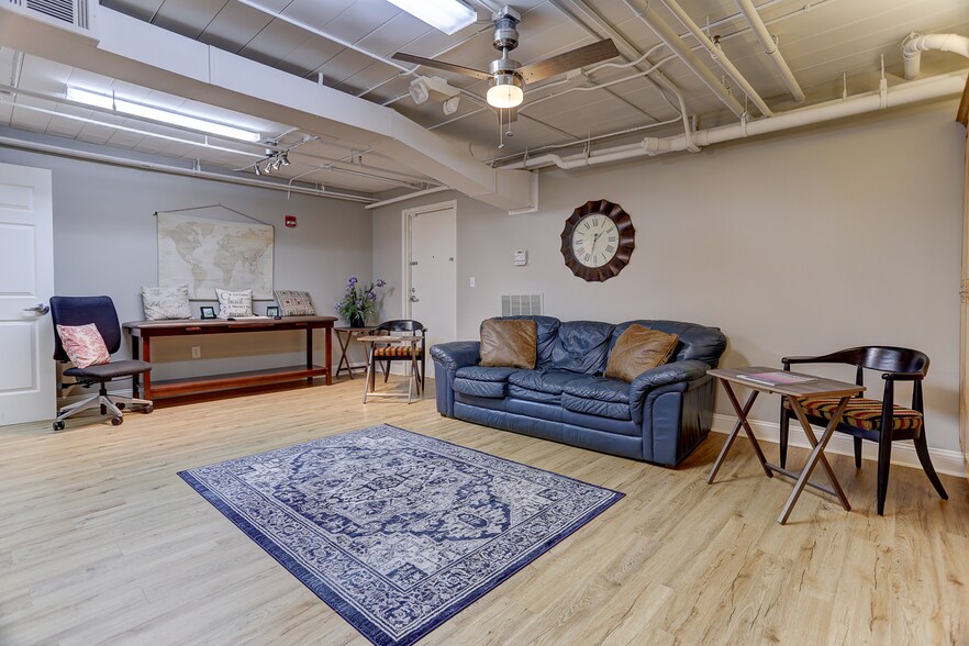 More Photos Of 95 S Main St, Memphis Storefront Retail Office For Lease