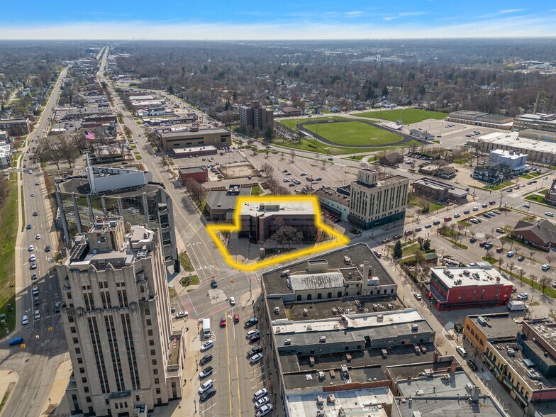 More Photos Of 10 S Main St, Mount Clemens Office For Lease