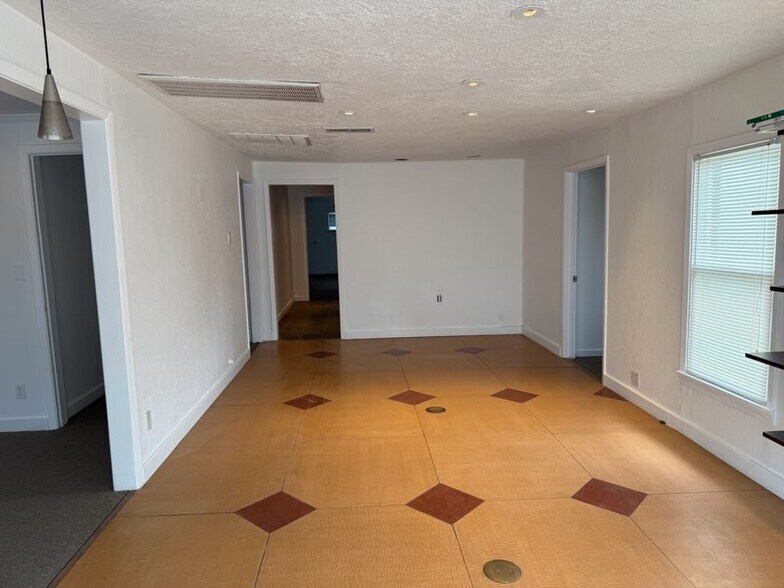 More Photos Of 1717 Oak Tree Dr, Houston Industrial For Lease