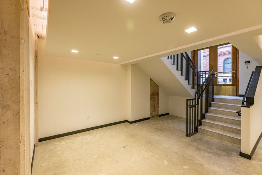 More Photos Of 200 Main Plz, San Antonio Office For Lease