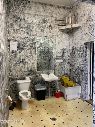 More Photos Of 113 Cypress St, Manistee Freestanding For Lease