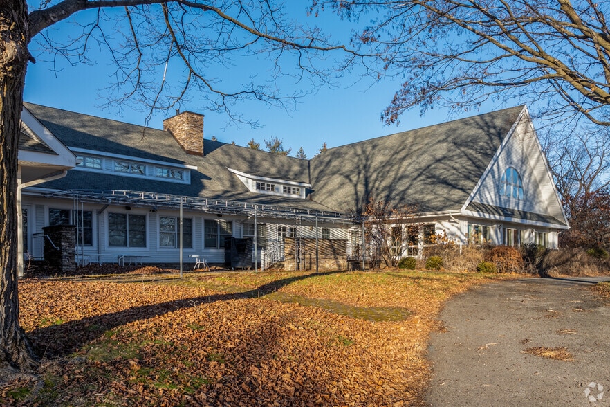 More Photos Of 2628 South Rd, Poughkeepsie Sports And Entertainment For Sale