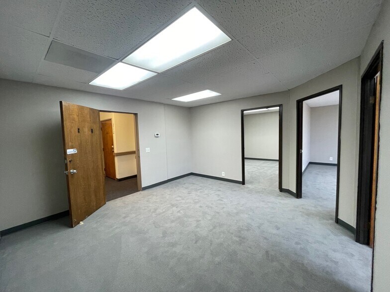 More Photos Of 17111 Beach Blvd, Huntington Beach Office For Lease