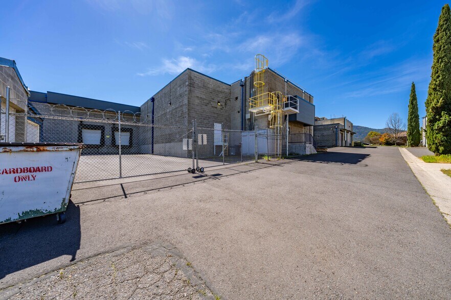 More Photos Of 710 Jefferson Ave, Ashland Light Manufacturing For Lease