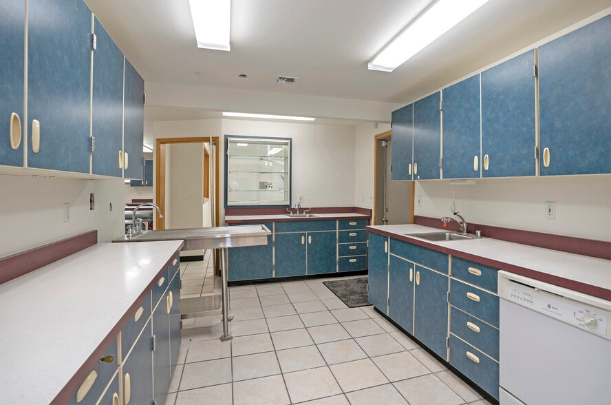 More Photos Of 5916 6th Ave, Tacoma Veterinarian Kennel For Sale