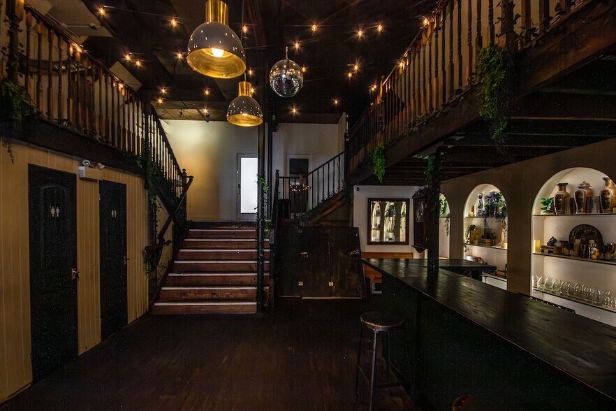 More Photos Of 1024 Main St, Vancouver Flex For Sale