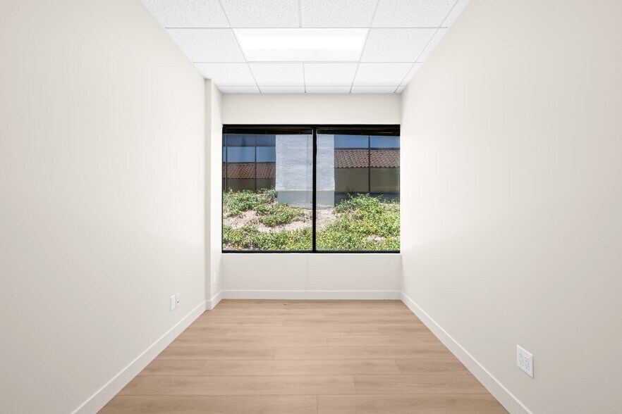 More Photos Of 24011 Ventura Blvd, Calabasas Medical For Lease
