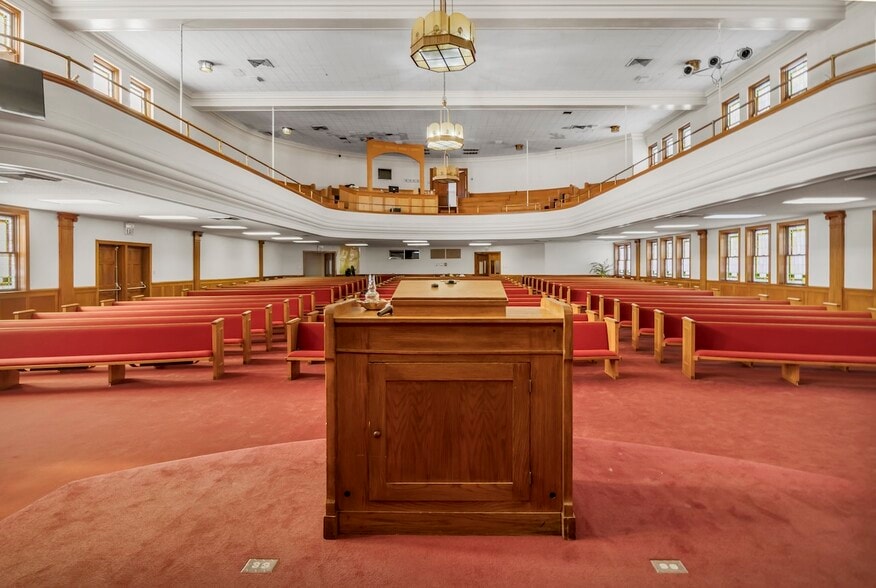 More Photos Of 102 W Bow St, Tyler Religious Facility For Sale