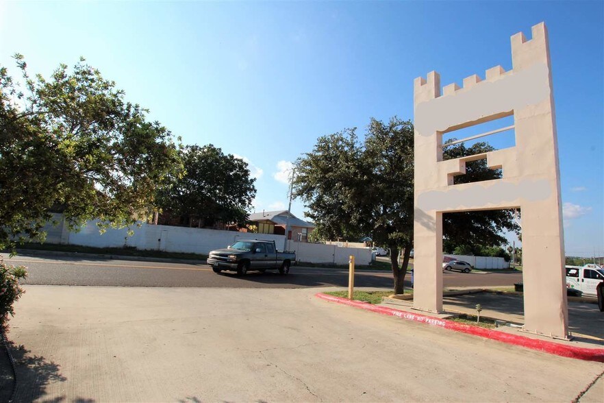 More Photos Of 819 Los Presidentes Ave, Laredo Storefront Retail Office For Sale