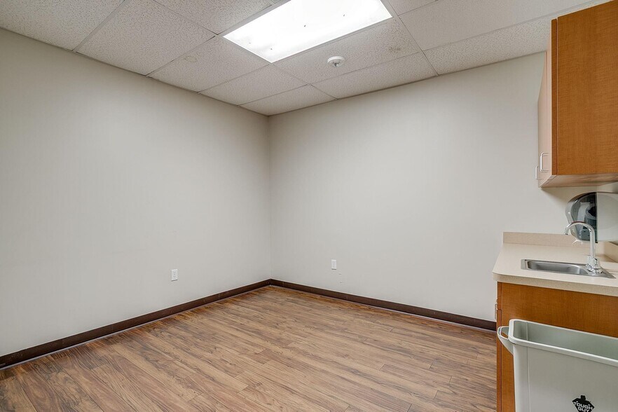 More Photos Of 1200 Crawford Ave, Granbury Medical For Lease