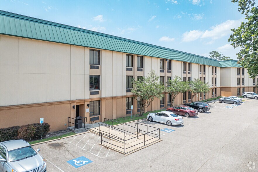 More Photos Of 2504 North Loop W, Houston Hotel For Sale