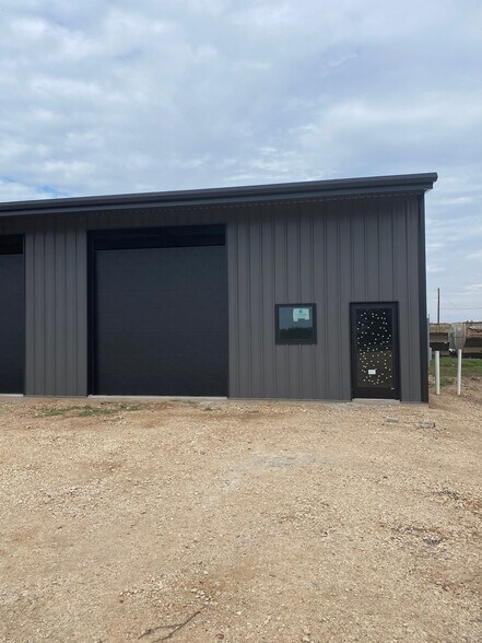 More Photos Of 2638 Business Loop 181 N, Floresville Flex For Lease