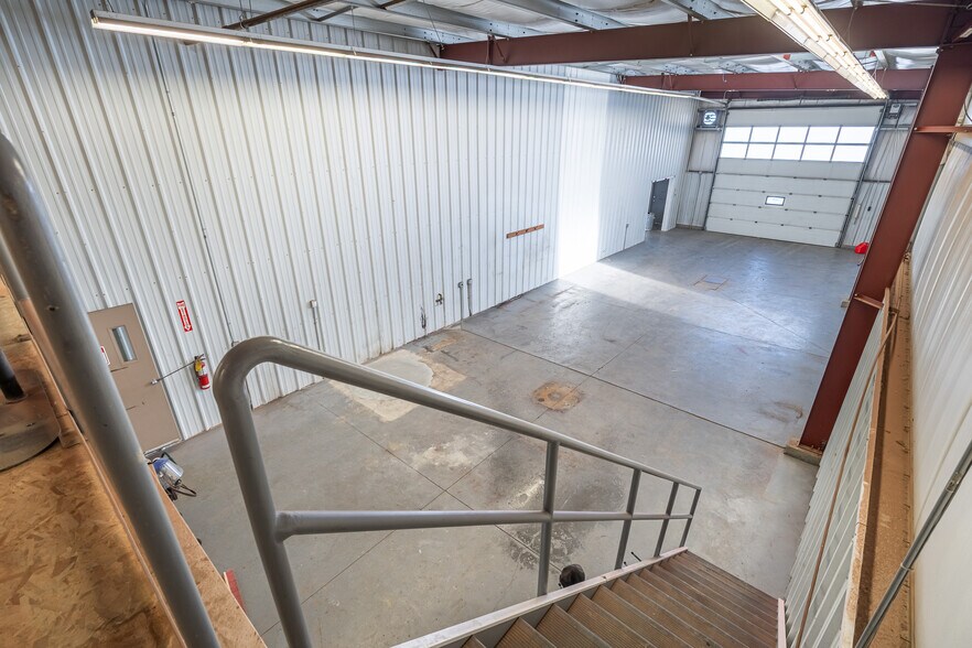 More Photos Of 4807 40 Av, Lloydminster Warehouse For Lease