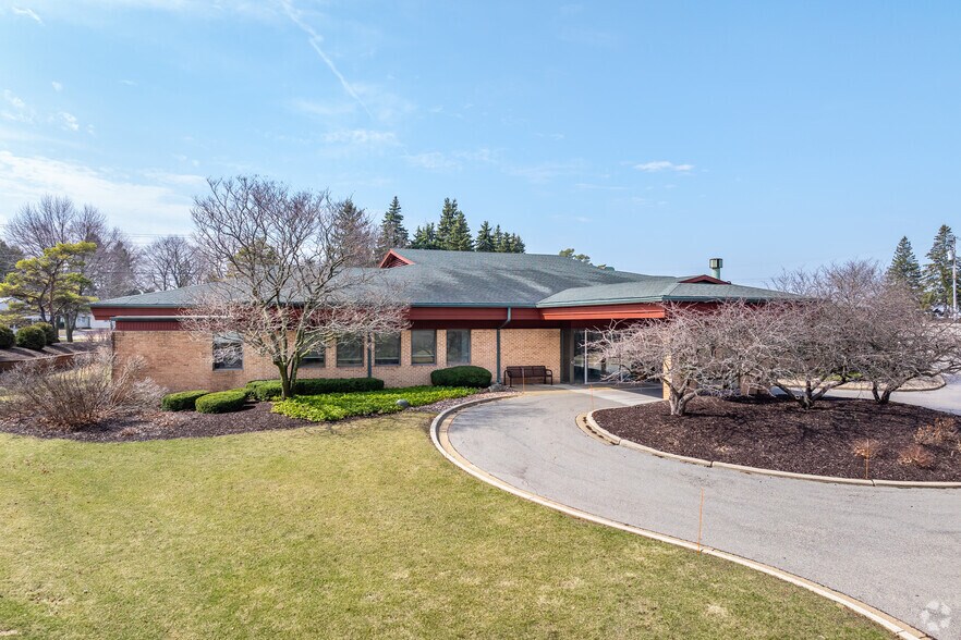 More Photos Of 7007 N Range Line Rd, Milwaukee Medical For Sale