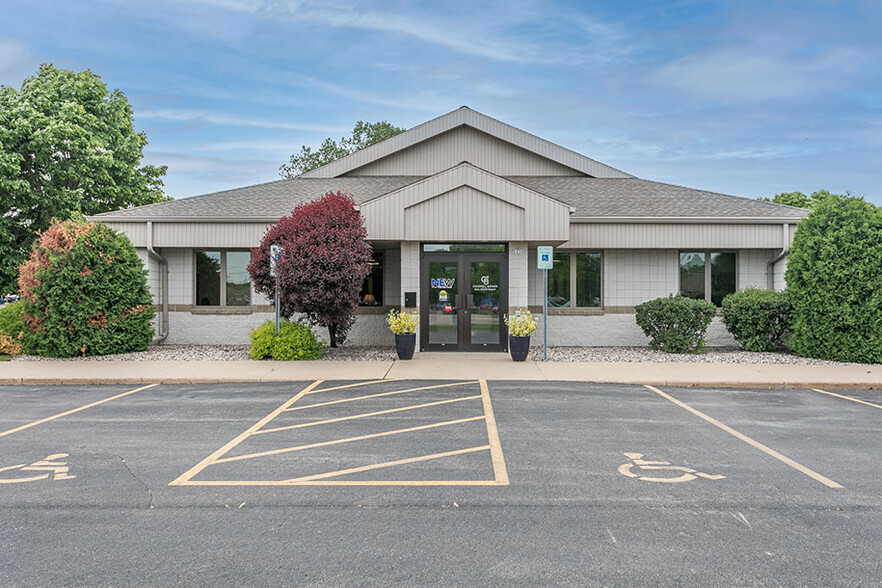 Primary Photo Of 2220 Omro Rd, Oshkosh Medical For Sale