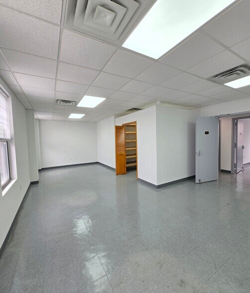 More Photos Of 17717 150th Ave, Jamaica Office For Sale