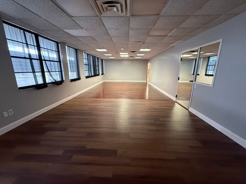 More Photos Of 6251 US Highway 19 N, Pinellas Park Showroom For Lease