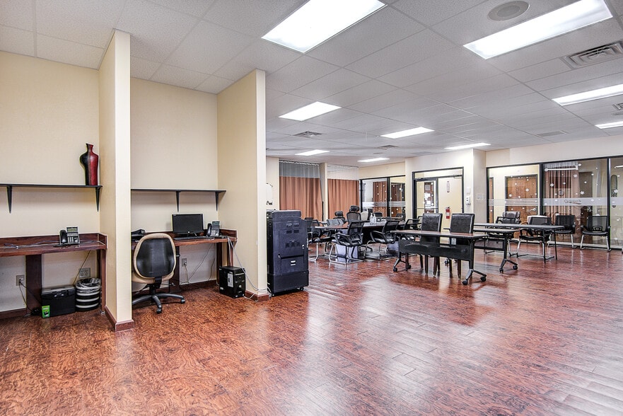 More Photos Of 720 W Nathan Lowe Rd, Arlington Medical For Sale