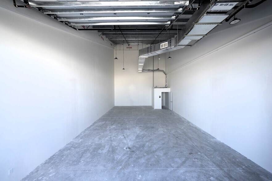 More Photos Of 16221 Lee Rd, Fort Myers Flex For Lease