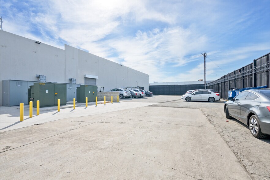 More Photos Of 4916 Cecilia St, Cudahy Warehouse For Lease