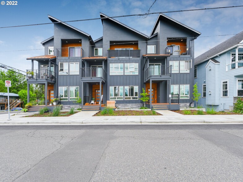 Primary Photo Of 302 N Bridgeton Rd, Portland Apartments For Sale