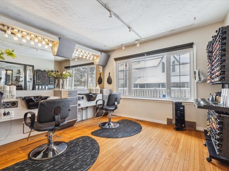 More Photos Of 294 Dundas St, Hamilton Freestanding For Sale