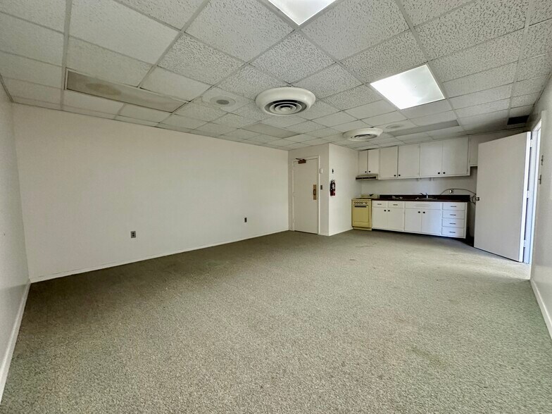 More Photos Of 8 Lester St, Martinsville General Retail For Sale