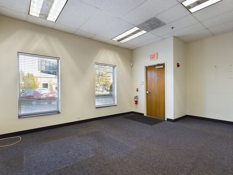 More Photos Of 3750 Industrial Ave, Rolling Meadows Warehouse For Sale