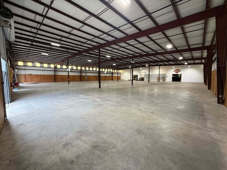 More Photos Of 1356 Bennett Dr, Longwood Distribution For Lease