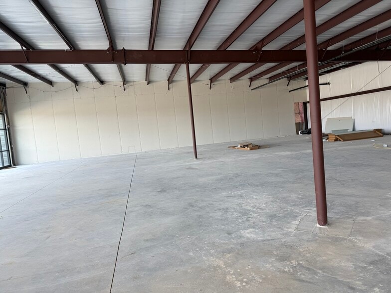 More Photos Of 1350 N Maxine Ave, Nixa Storefront For Lease