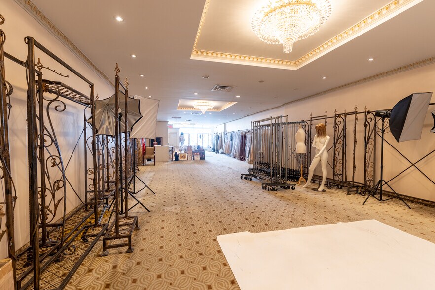 More Photos Of 6712 Saint-Hubert Rue, Montréal General Retail For Lease