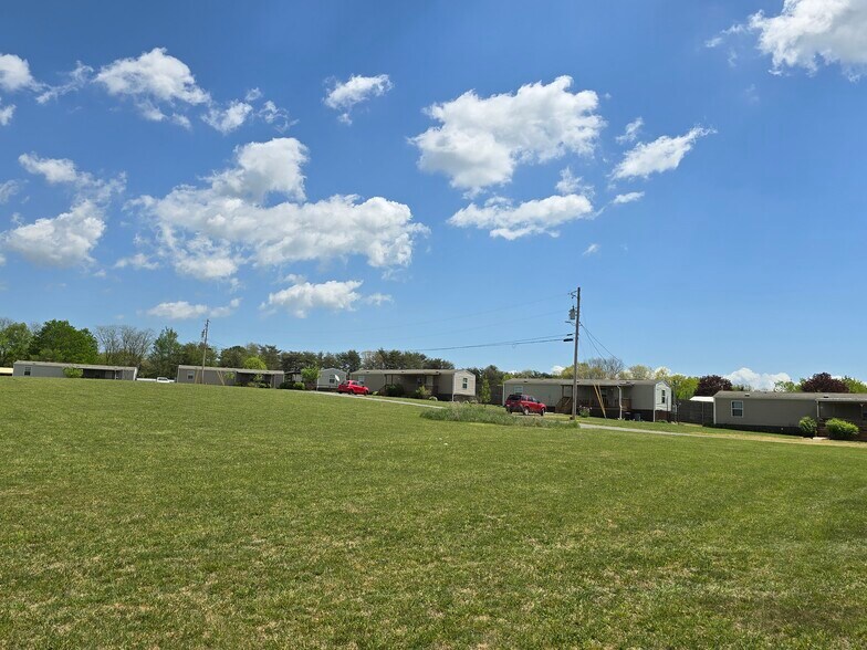 Primary Photo Of 13 Evergreen Cir, Dunlap Trailer Camper Park For Sale