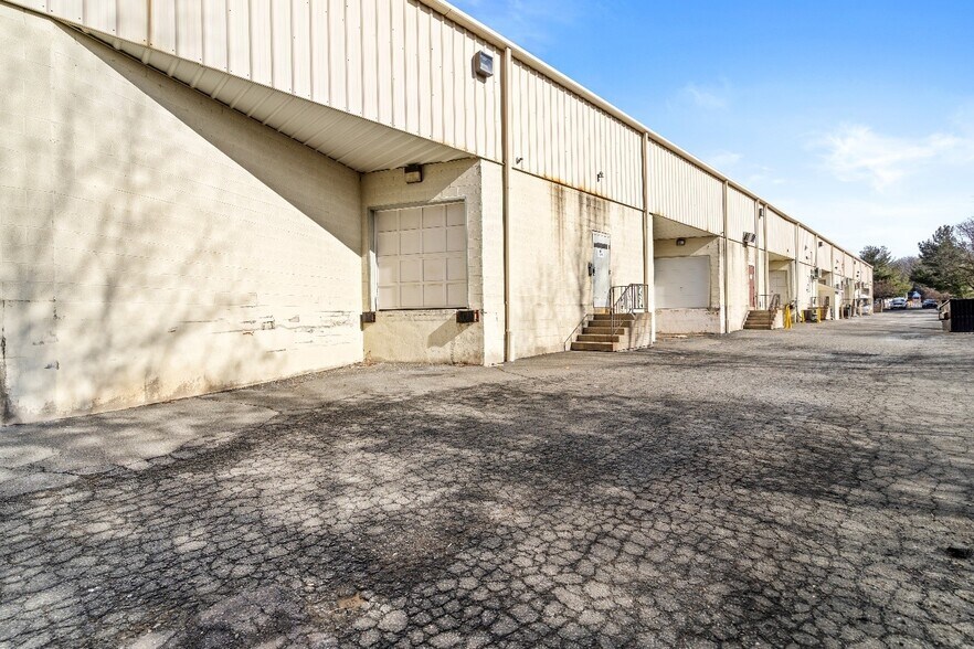 More Photos Of 3 Nami Ln, Hamilton Light Distribution For Lease