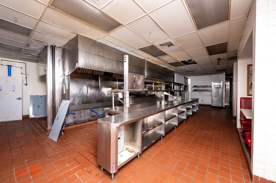 More Photos Of 6045 E 86th St, Indianapolis Restaurant For Lease