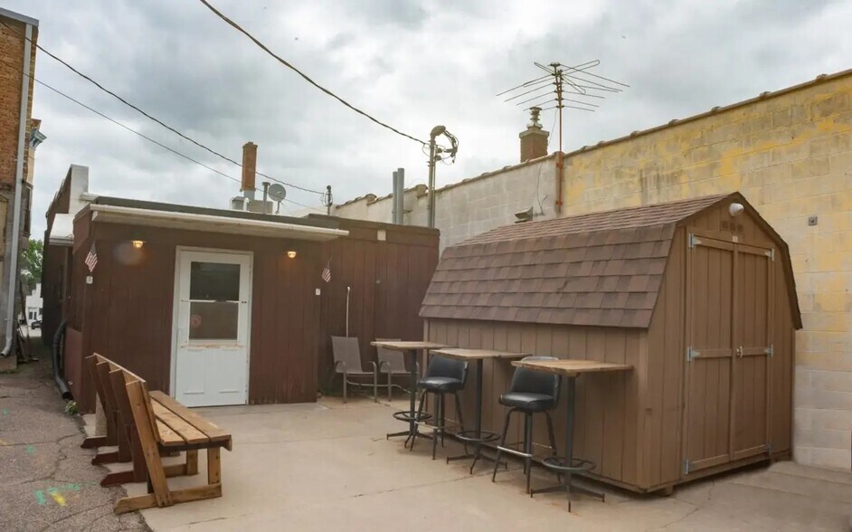 More Photos Of 125 W Bannerman Ave, Redgranite Bar For Sale