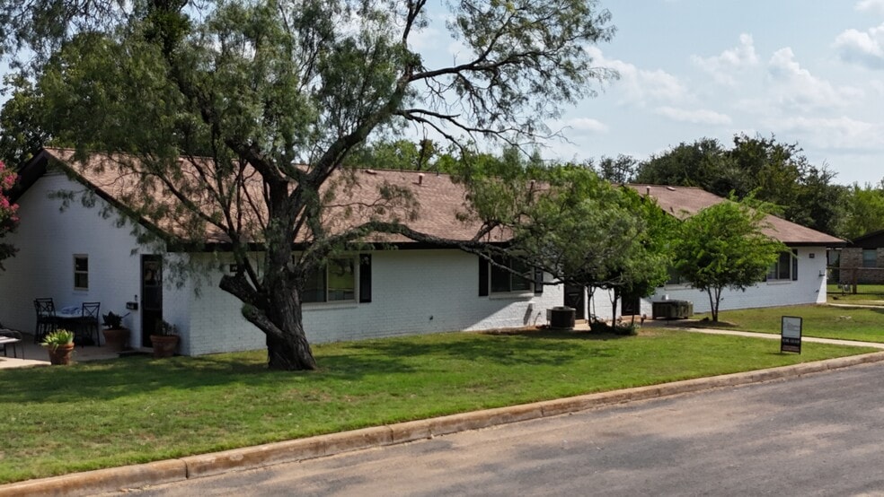 More Photos Of 1405 N Crockett St, Fredericksburg Apartments For Sale