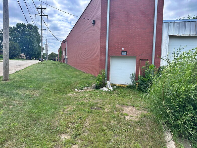 More Photos Of 1227 22nd St, Rockford Industrial For Sale