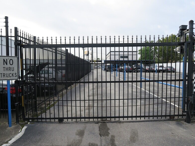 More Photos Of 5715 Star Ln, Houston Warehouse For Lease