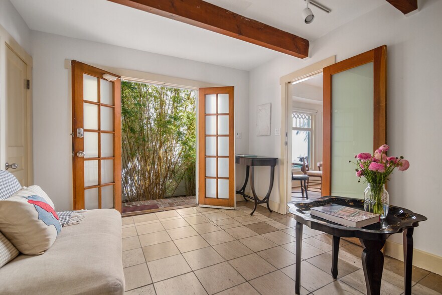 More Photos Of 1117 Abbot Kinney Blvd, Venice Loft Creative Space For Lease