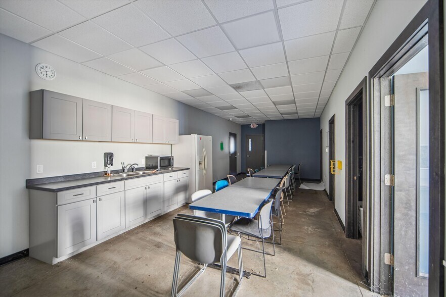 More Photos Of 1802 Industrial Park Dr, Ellsworth Industrial For Sale
