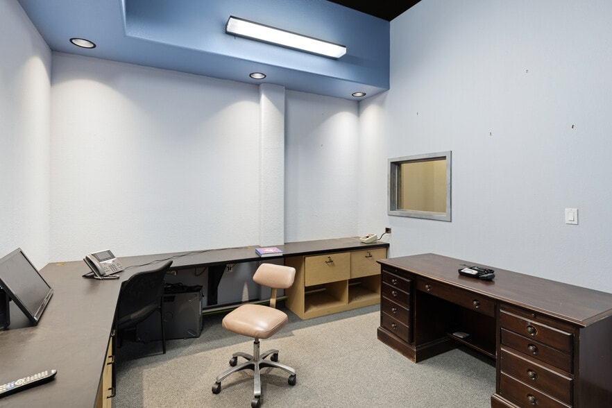 More Photos Of 15730 N 83rd Way, Scottsdale Distribution For Lease