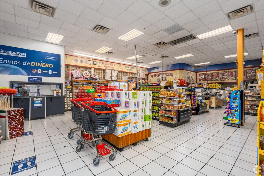 More Photos Of 2420 N Fitzhugh Ave, Dallas Supermarket For Lease