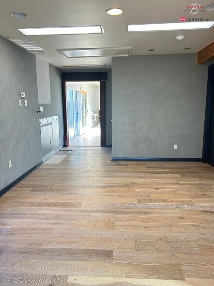 More Photos Of 626 High St, Comfort Storefront For Sale