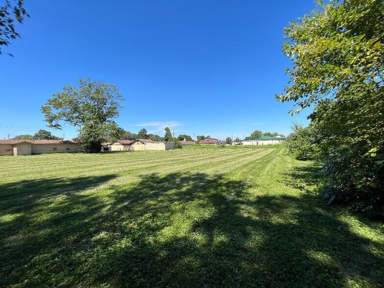 More Photos Of 1560 E 10th St, Jeffersonville Hotel For Sale