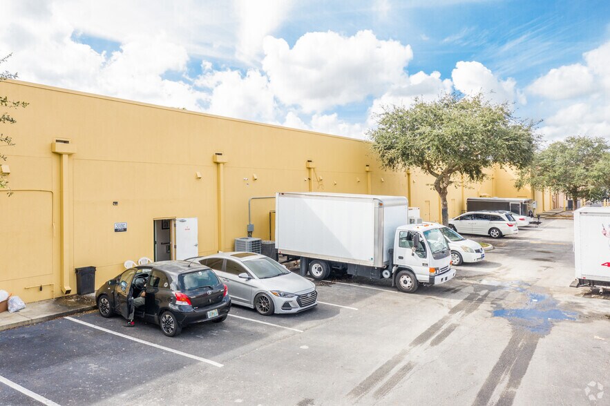 More Photos Of 11229 E Colonial Dr, Orlando Unknown For Lease