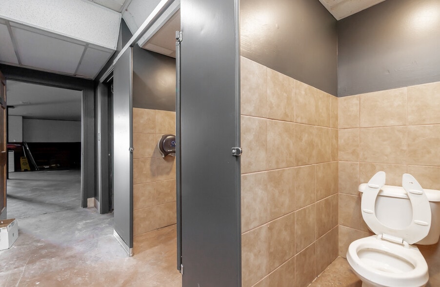 More Photos Of 1032 Story Ave, Louisville Bar For Lease