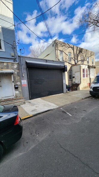 More Photos Of 18-20 Bergen Ave, Jersey City Storefront Retail Residential For Lease